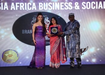 Bong woman receives the Black Swan Award for “Women Empowerment” in UAE