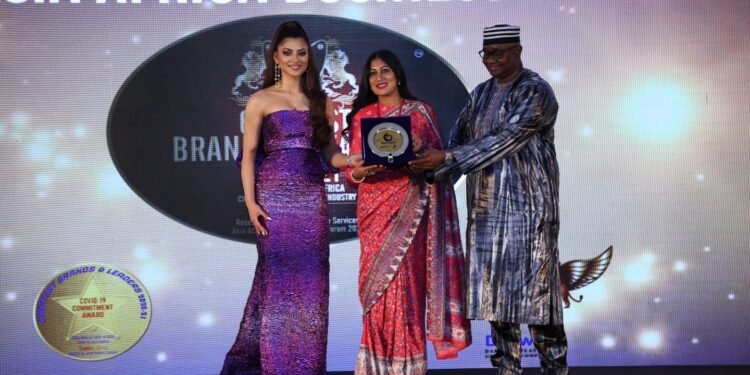 Bong woman receives the Black Swan Award for “Women Empowerment” in UAE