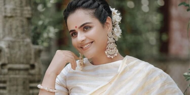 Actress Prachika Tehlan Swallows The Sun Video Goes Viral Garnering 10.2 Million Views!